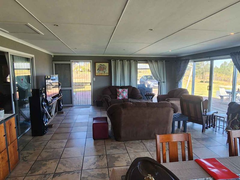 PEACEFUL COUNTRY STYLE LIVING WITH POOL SIDE PRIVACY - Photo 3