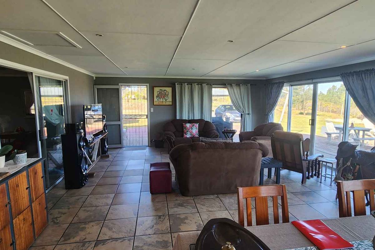 PEACEFUL COUNTRY STYLE LIVING WITH POOL SIDE PRIVACY - Photo 3