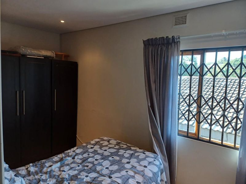 Exclusive Estate: Luxurious 4-Bed Home with Pool, 4 Garages, and 2 Investment Flats! - Photo 8