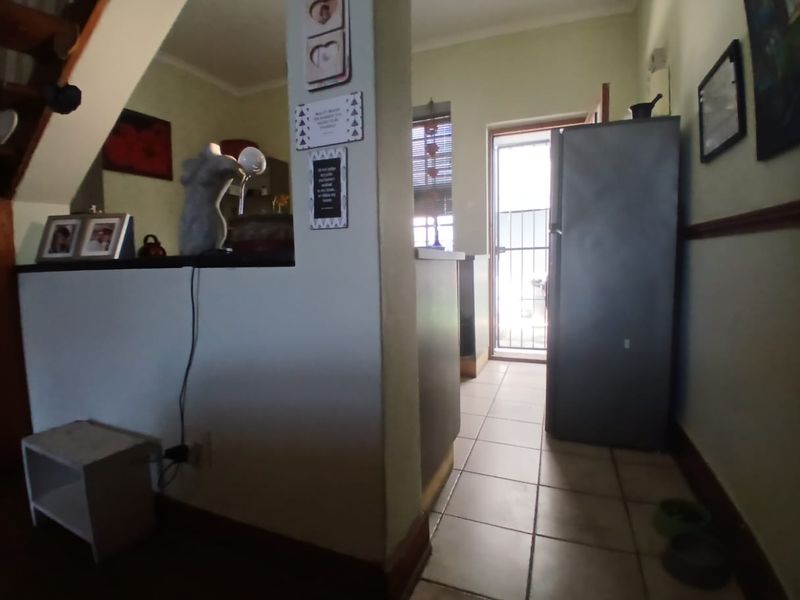 Charming 2-Bedroom Duplex in Prime Location - Photo 10