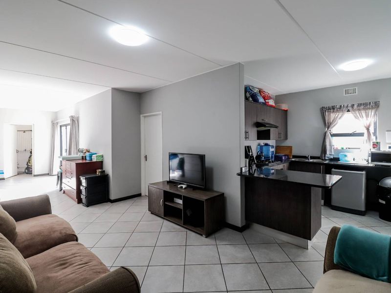 Modern Townhouse with Open Plan Living - Ground Floor Unit Next to Park - Photo 6