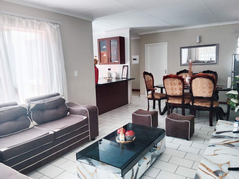 Charming 2-Bedroom Apartment in Secure 24-Hour Security Complex - Photo 2