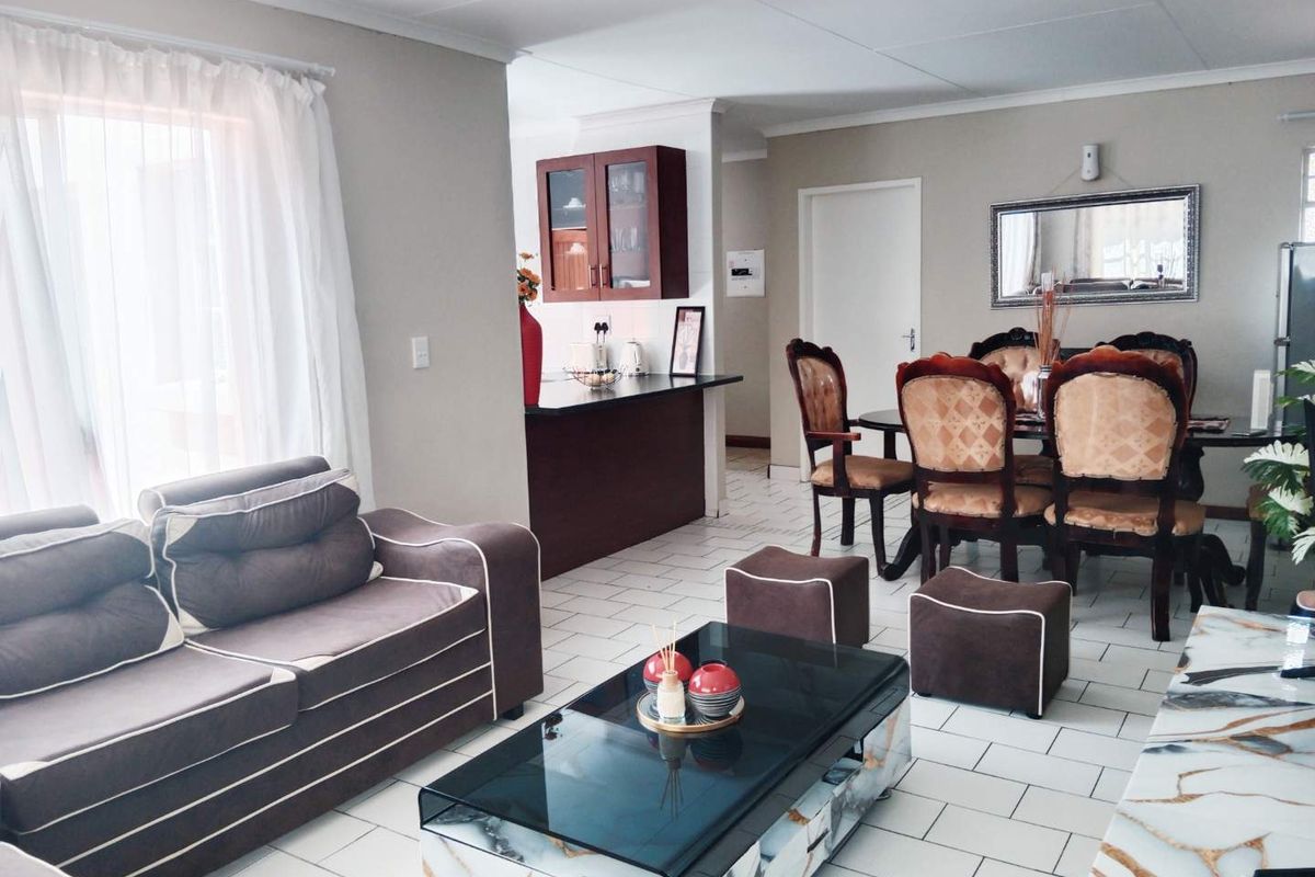 Charming 2-Bedroom Apartment in Secure 24-Hour Security Complex - Photo 2
