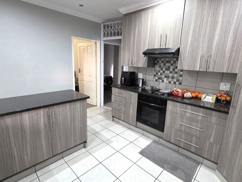 3 Bedroom House in Symphony Park To Rent - Photo 8