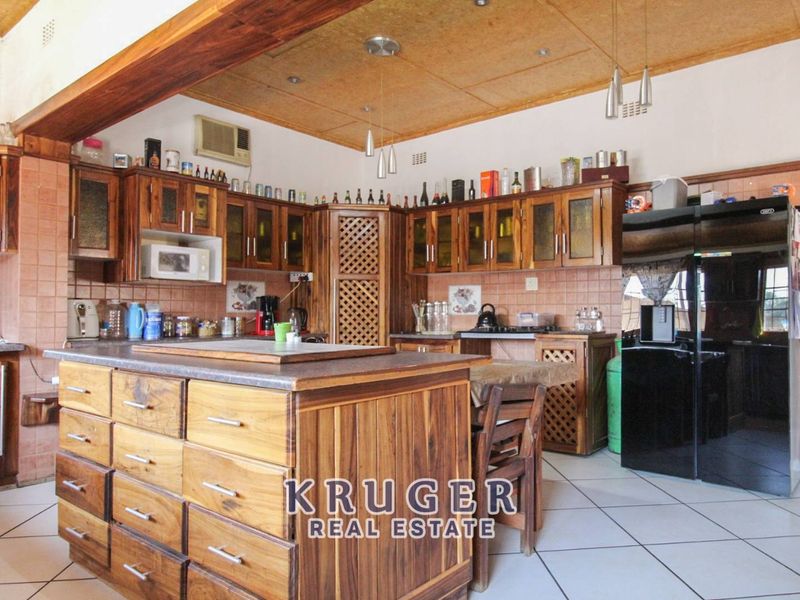 🌟 Spacious Family Home with Private Flat – Prime Location, Outjo! 🌟 - Photo 3