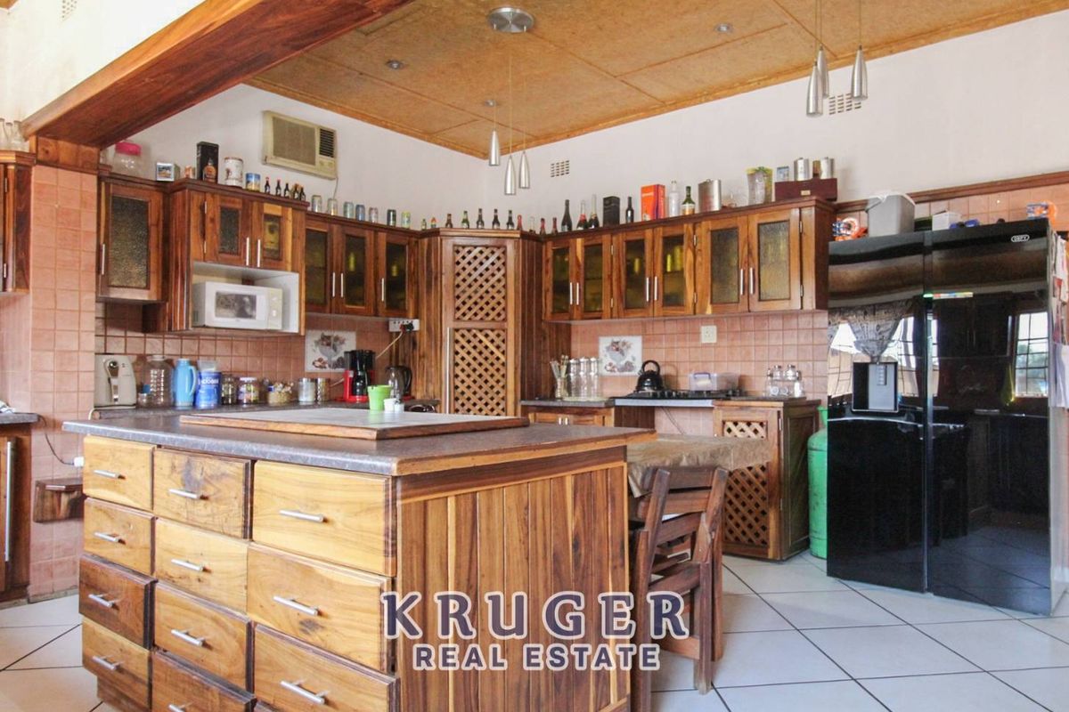 🌟 Spacious Family Home with Private Flat – Prime Location, Outjo! 🌟 - Photo 3