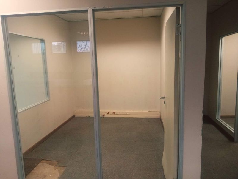 Prime 1,000 m2 Commercial Office Space To Let | Boksburg | Exceptional Business Address  Introduce your business to a prestigious, well-positioned - Photo 9