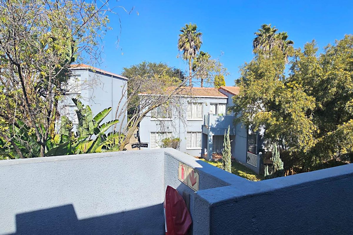 Three-Bedroom Unit Close to Everything in Radiokop - Photo 3