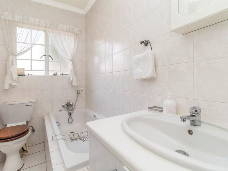 ACCENT ON CONVENIENCE IN A SECURE COMPLEX! - Photo 10