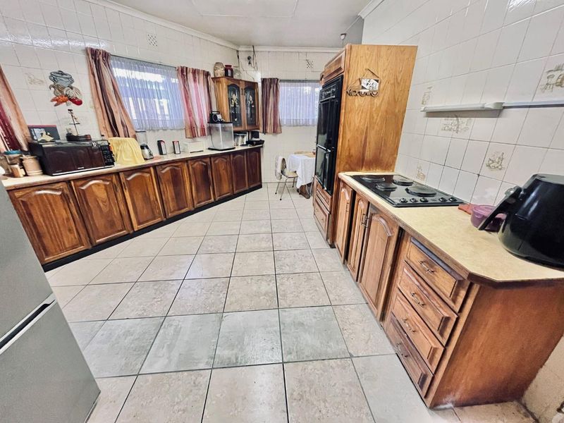 Sunward Park Oasis in The village : Spacious 4-Bed Home with Pool & Garden" - Photo 5