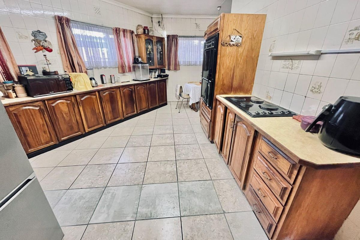 Sunward Park Oasis in The village : Spacious 4-Bed Home with Pool & Garden" - Photo 5