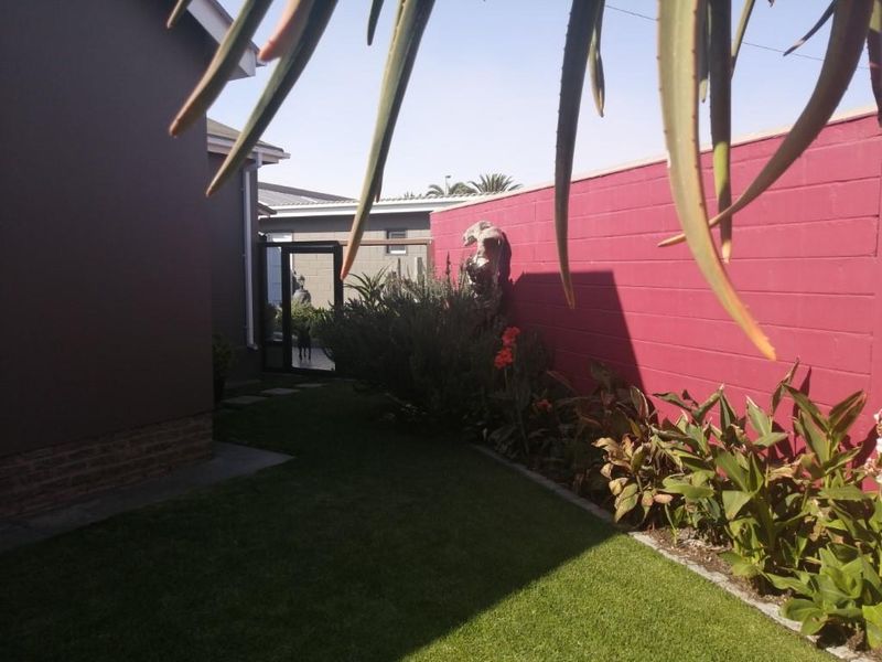 HUGE - BEAUTIFUL - PERFECT LOCATION - CENTRAL SWAKOPMUND - Photo 2