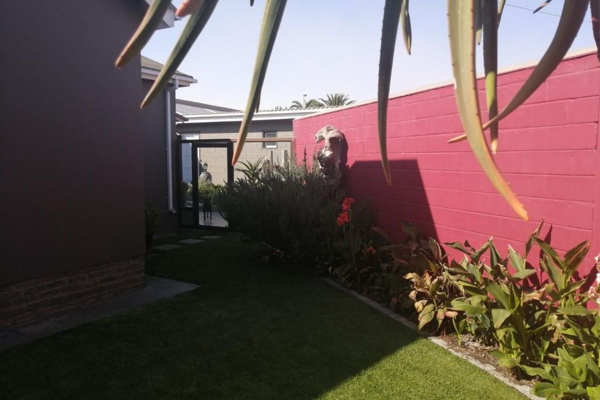 HUGE - BEAUTIFUL - PERFECT LOCATION - CENTRAL SWAKOPMUND - Photo 2