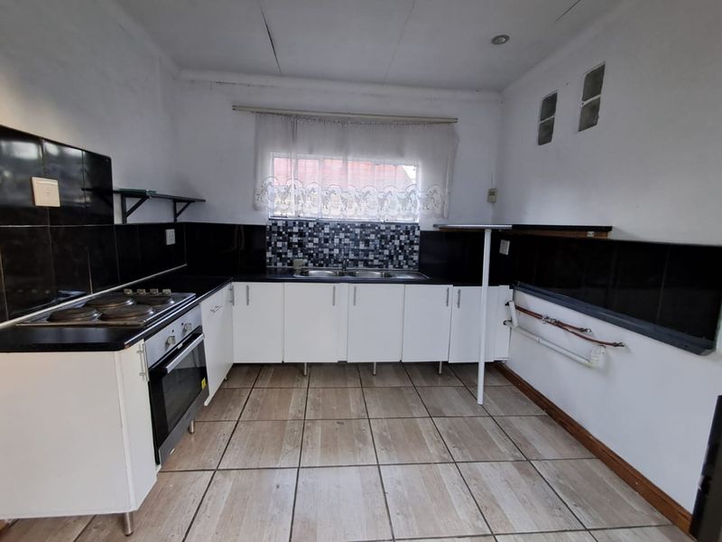 Energy-Efficient Property with Income-Generating Flat - Exceptional Investment Opportunity - Photo 4