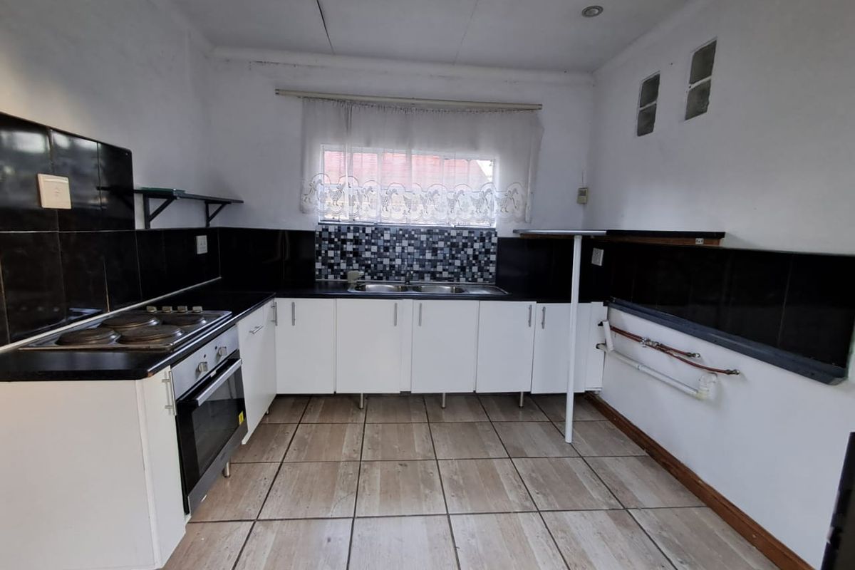 Energy-Efficient Property with Income-Generating Flat - Exceptional Investment Opportunity - Photo 4