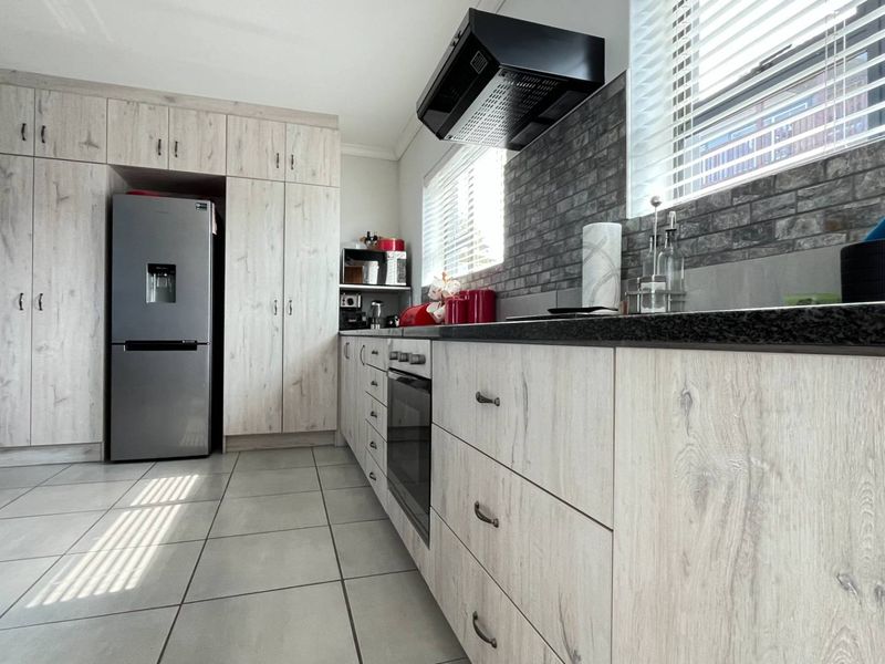 Experience Dual-Living Luxury with Spectacular Ocean Backdrop - Photo 4