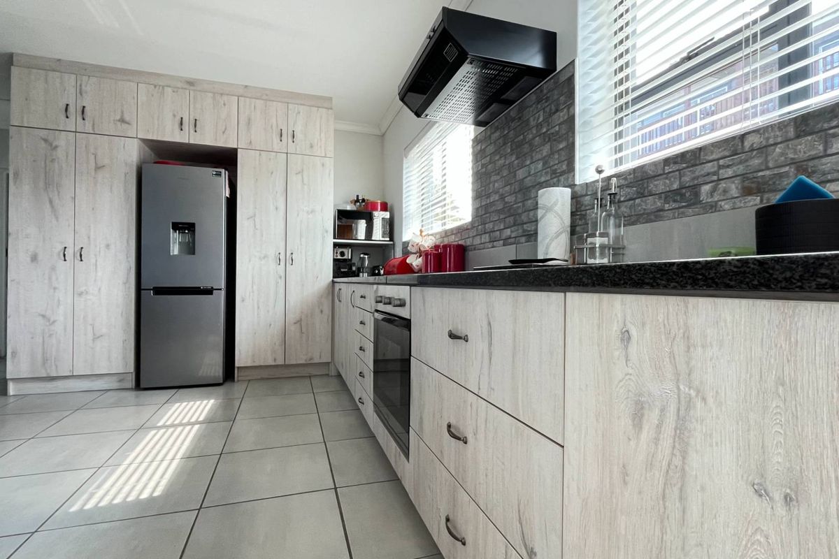 Experience Dual-Living Luxury with Spectacular Ocean Backdrop - Photo 4