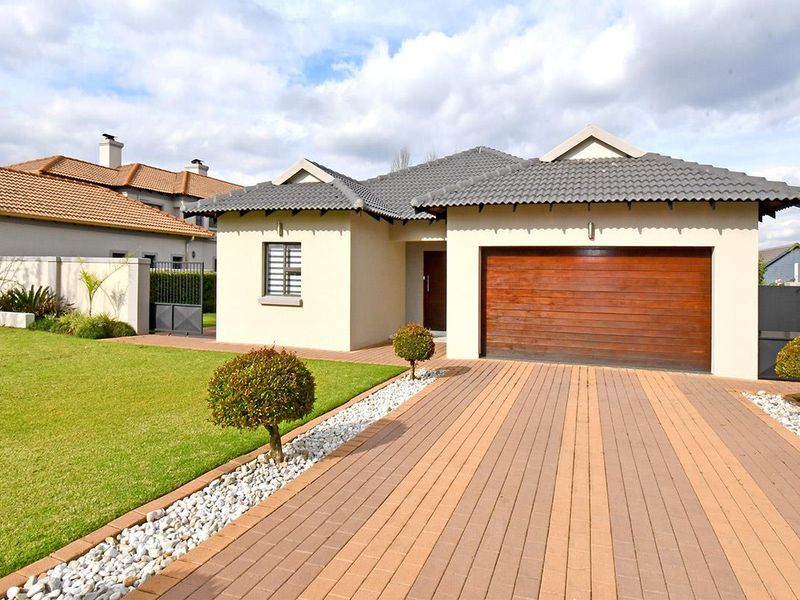 4 Bedroom Home To Rent in Midlands Estate,Midstream - Photo 1