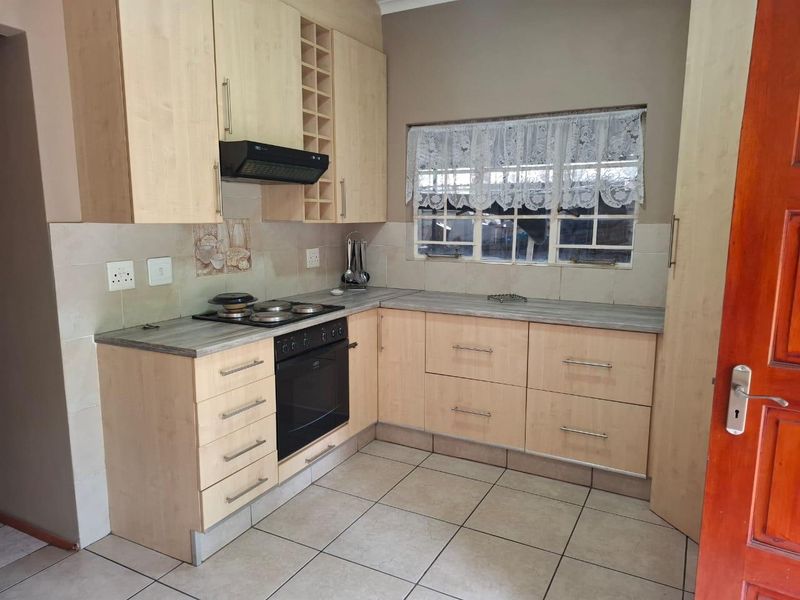 Elegant Masterpiece Offering Exceptional Entertaining Spaces - Photo 9