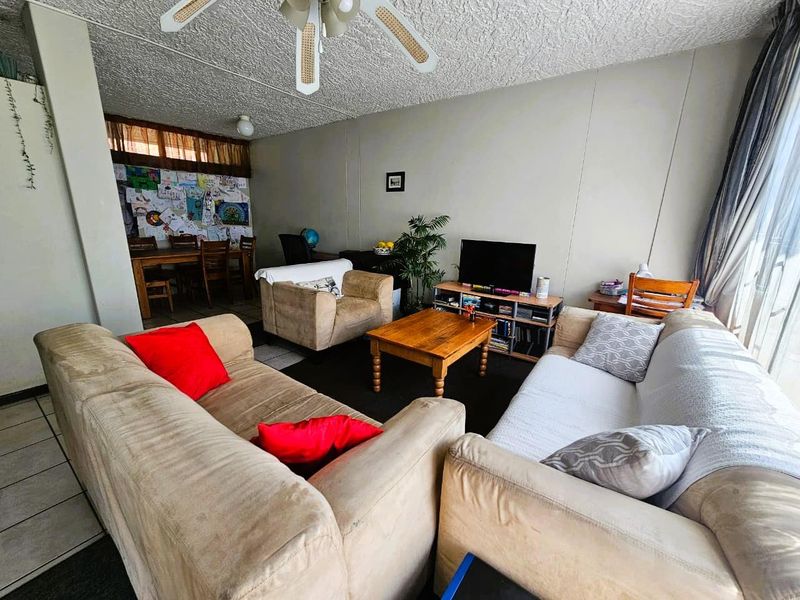 Neat 3-Storey Corner Townhouse in Quiet Part of Queenswood - Photo 2