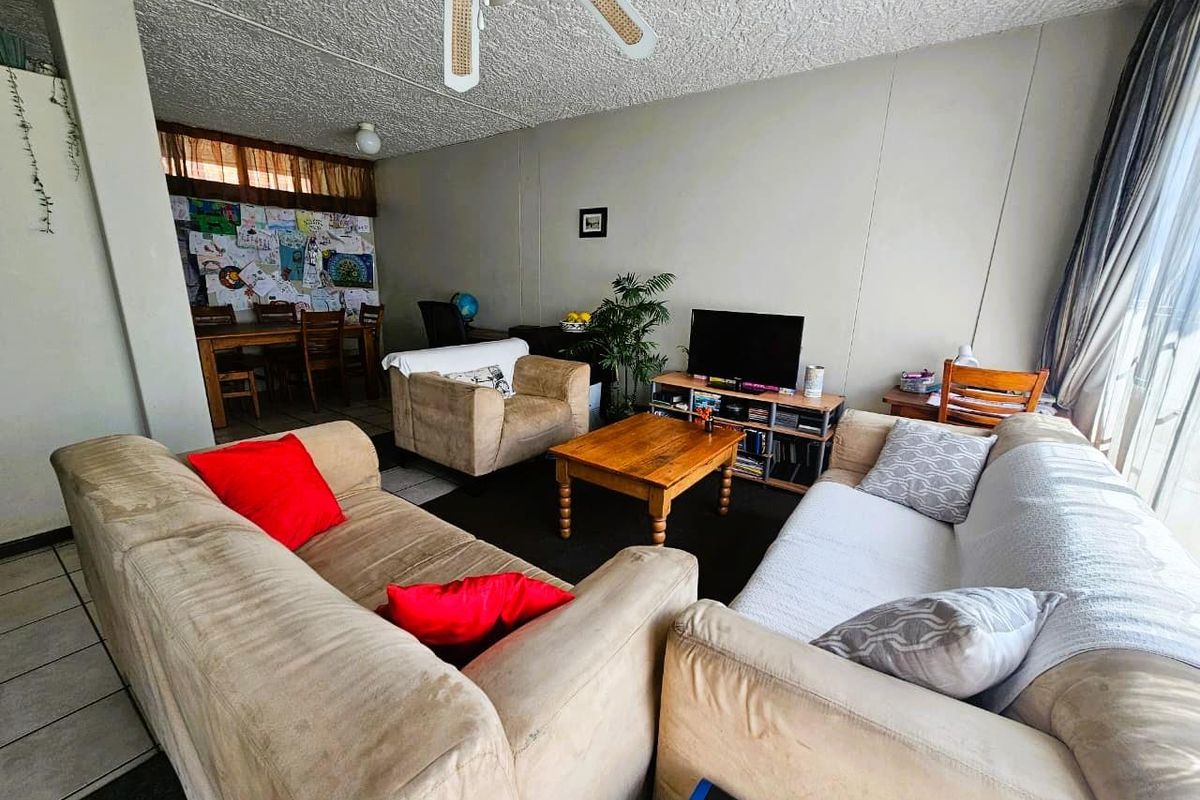 Neat 3-Storey Corner Townhouse in Quiet Part of Queenswood - Photo 2