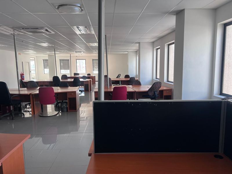 OFFICE TO LET - Photo 4