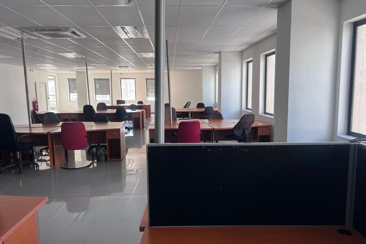 OFFICE TO LET - Photo 4