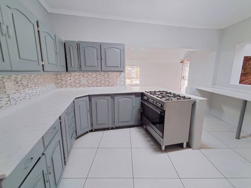 Elegant Living Awaits: Your Dream Home with a Bonus Cottage!" - Photo 6