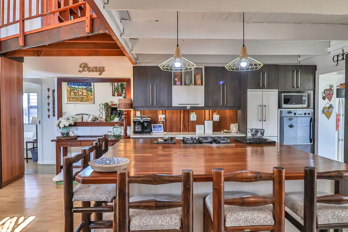 Family Home + Flatlet in Pretty Perlemoenbaai - Photo 5