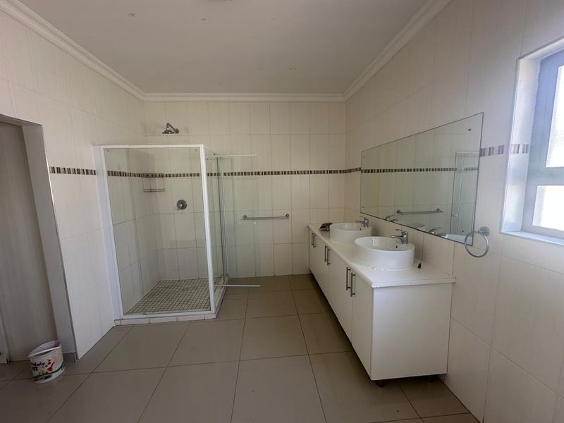 Family Home - Photo 9