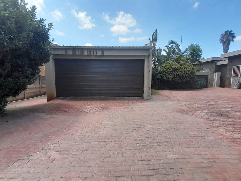 Spacious 4 bedroom house with flatlet - Photo 2