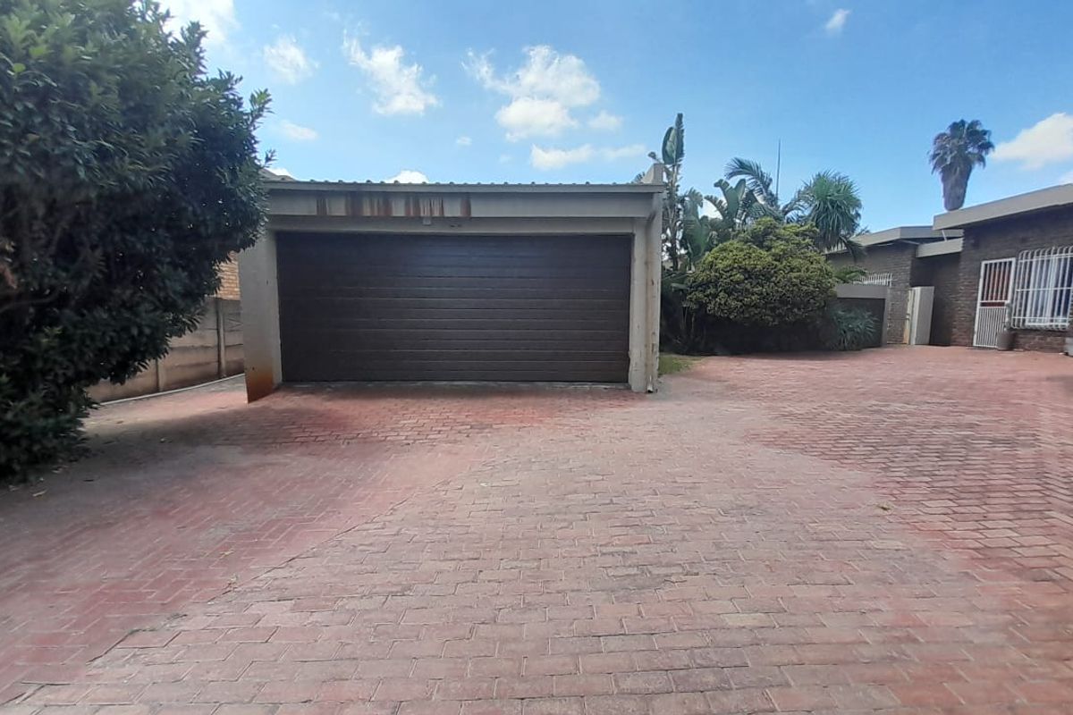 Spacious 4 bedroom house with flatlet - Photo 2