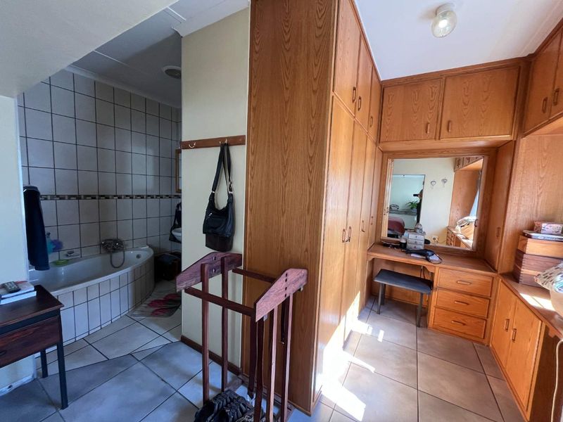 Charming Family Home in a Highly Sought-After Area - Photo 5