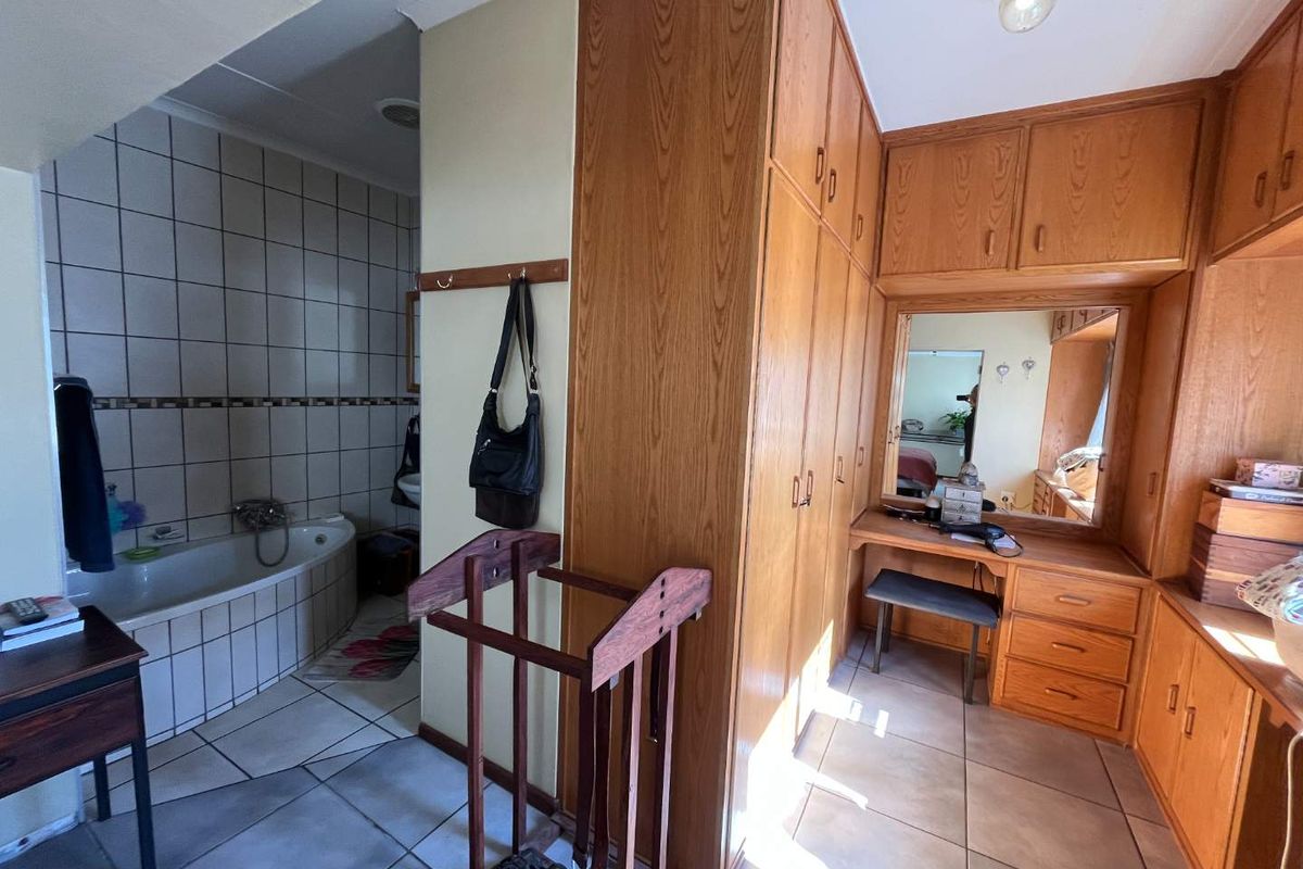 Charming Family Home in a Highly Sought-After Area - Photo 5