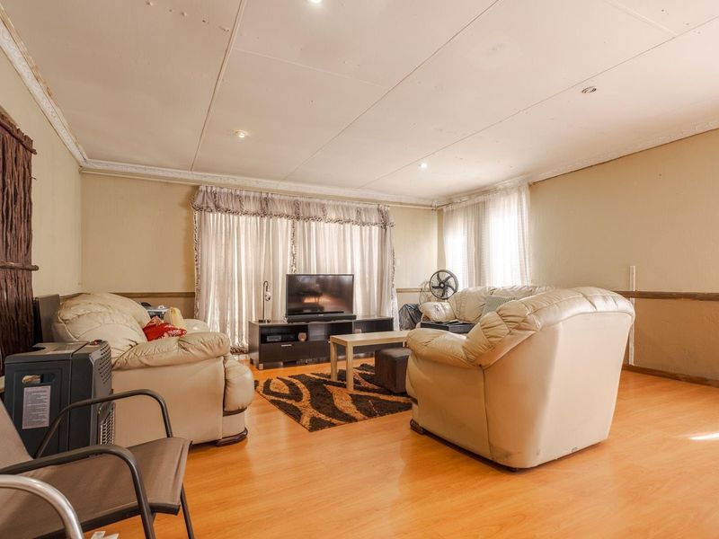 Seven bedroom home, large erf, loads of potential - Newlands - Photo 5