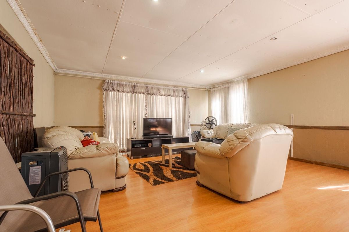 Seven bedroom home, large erf, loads of potential - Newlands - Photo 5