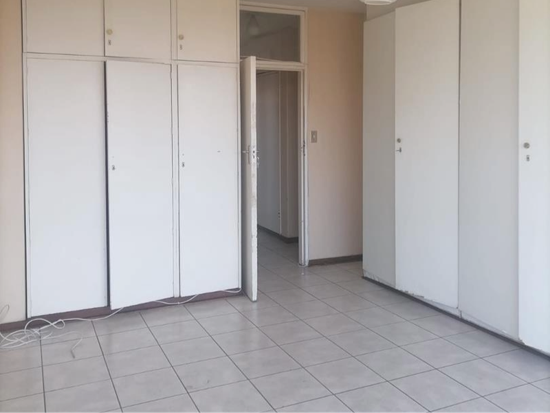 Spacious 2.5 Bedroom Apartment for Sale in Sunnyside - Photo 8