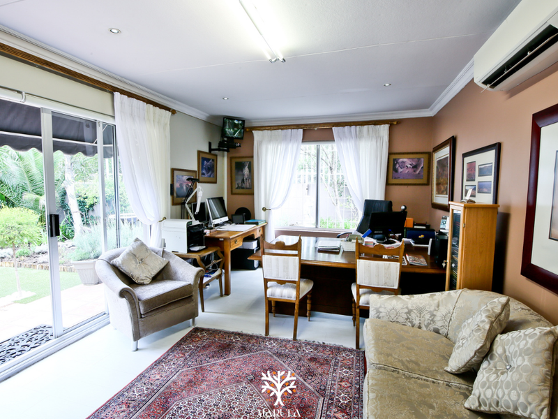 Exquisite 4-Bedroom Home with Entertainment Flair | N$9 200 000.00 - Photo 3