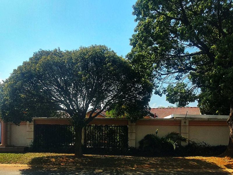 Lovely 5 bedroom family home with a study and entertainment area - Photo 5