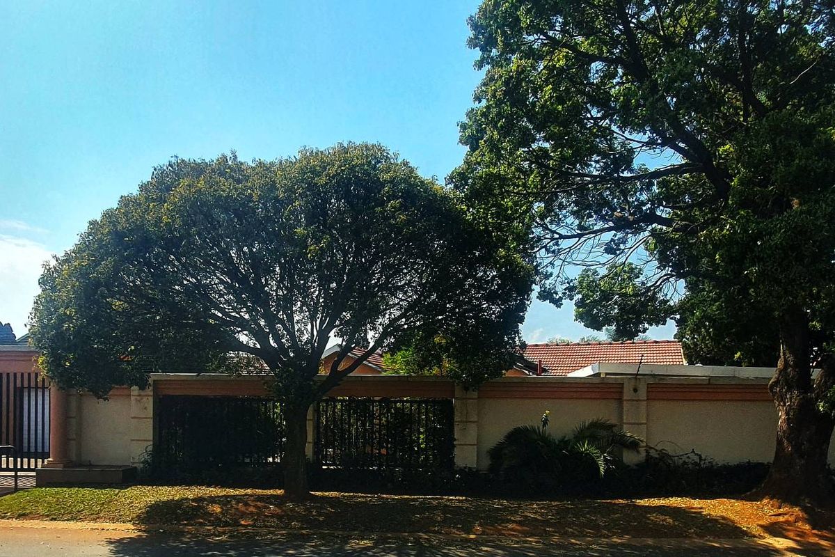 Lovely 5 bedroom family home with a study and entertainment area - Photo 5