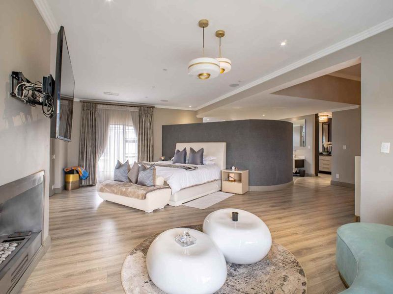 🏡 Exquisite 5-Bedroom Luxury Home To Let in Helderfontein Estate - Photo 5