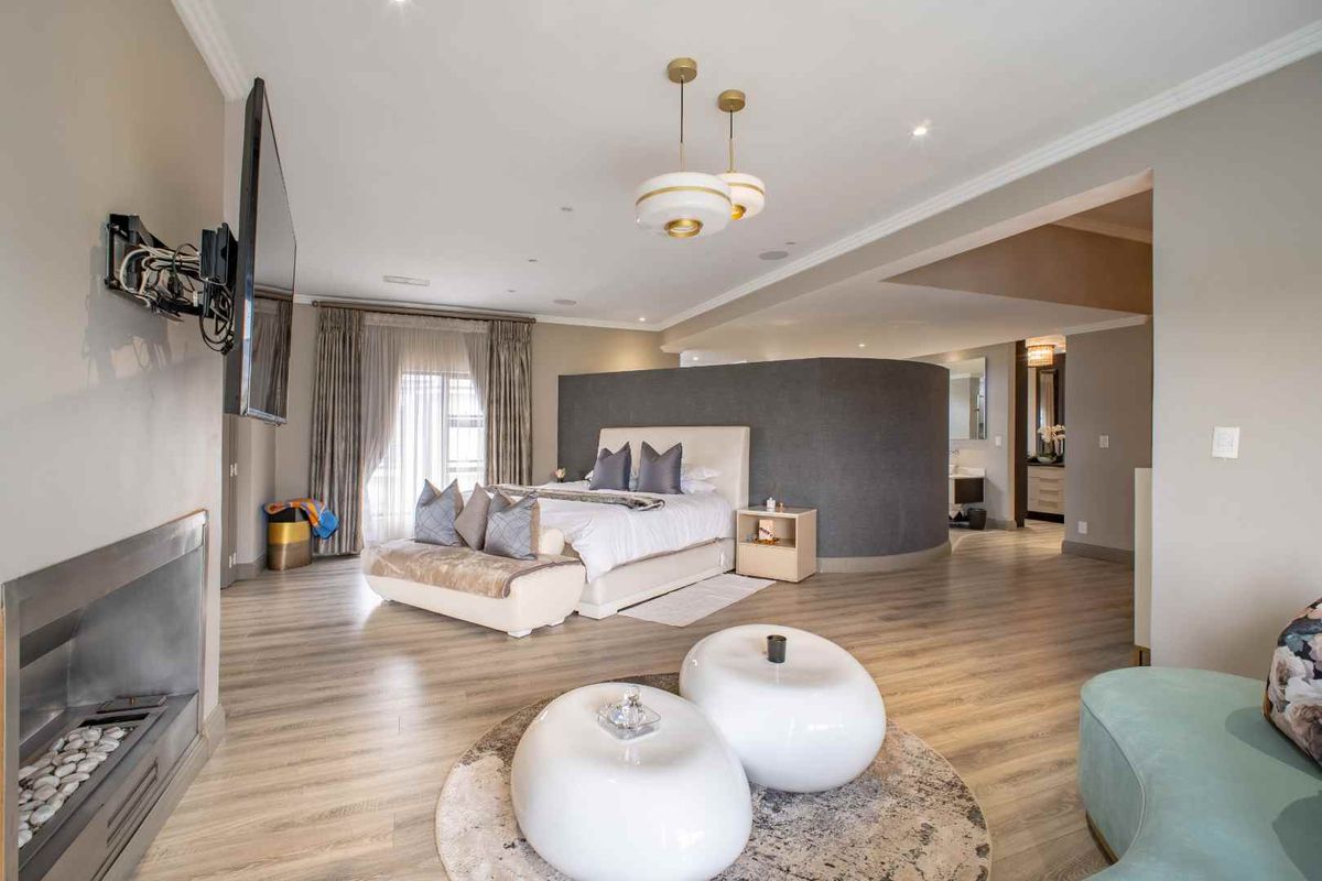 🏡 Exquisite 5-Bedroom Luxury Home To Let in Helderfontein Estate - Photo 5