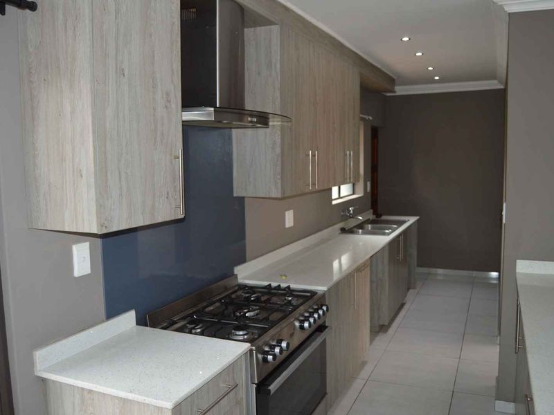 Modern Three Bedroom Cluster For Sale in Brackenhurst - Photo 6