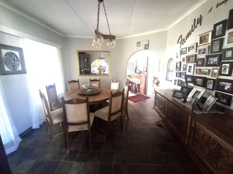 Spacious Home for an extended family, including 2 flats for rental potential - Photo 1