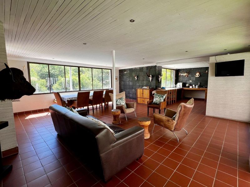 Huge property with backyard office - Photo 6