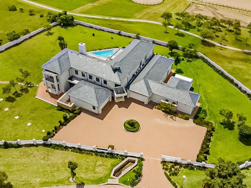 Grand 5-Bedroom Mansion in Prestigious Blue Hills Equestrian Estate - Photo 3