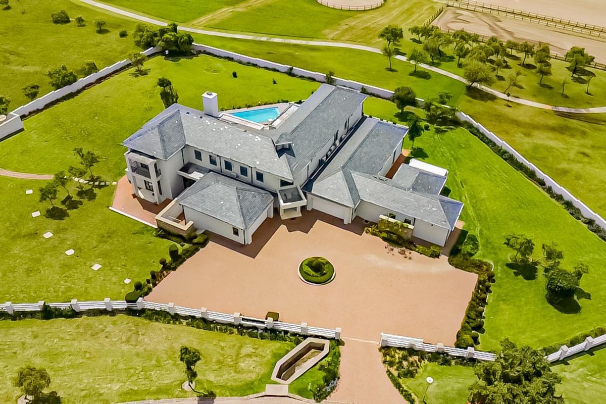 Grand 5-Bedroom Mansion in Prestigious Blue Hills Equestrian Estate - Photo 3