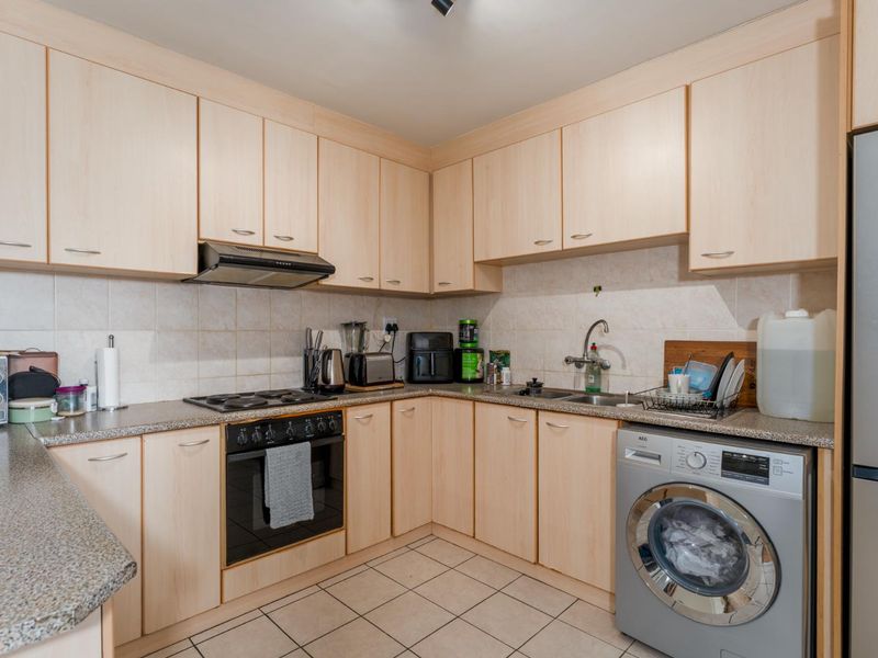 2 Bedroom Apartment For sale in Wynberg - Photo 10