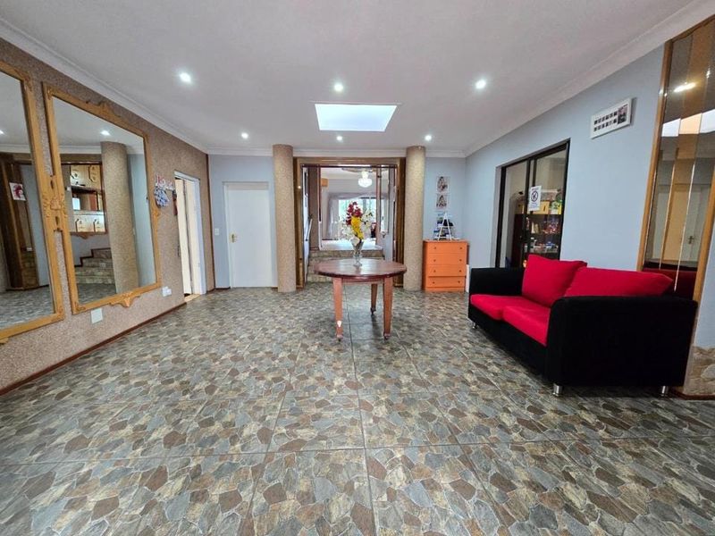 8 Bedroom House for Sale in Bassonia - Photo 5