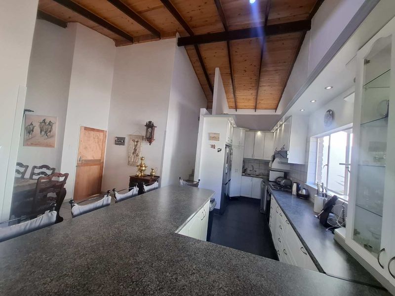 Family home with a two bedroom flat - Photo 9
